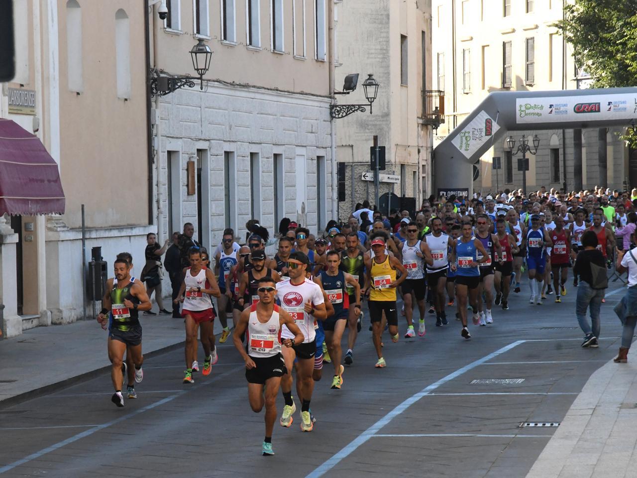
	La Mezza maratona di Oristano (foto Francesco Pinna)

