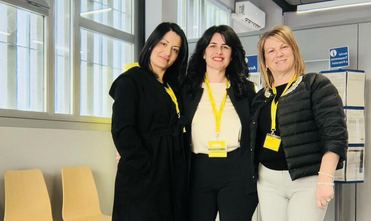 
	Le dipendenti di Poste italiane Ilaria Ardu, Laura Porcu e Angela Pintore

