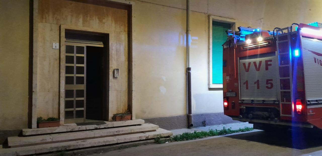 Crolla il tetto, palazzina evacuata dai vigili del fuoco