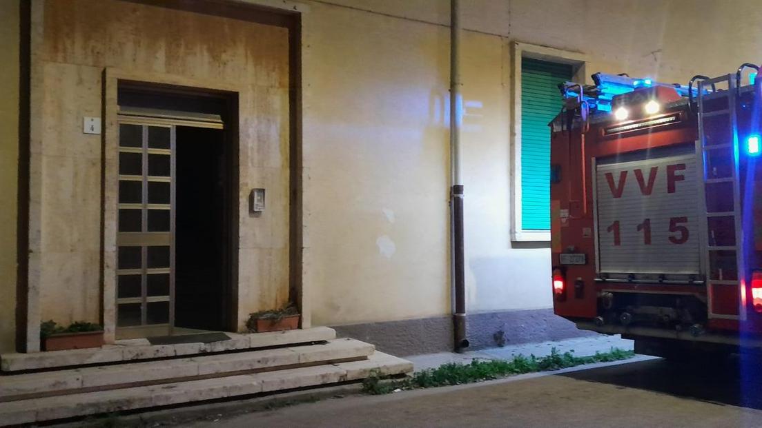 Crolla il tetto, palazzina evacuata dai vigili del fuoco