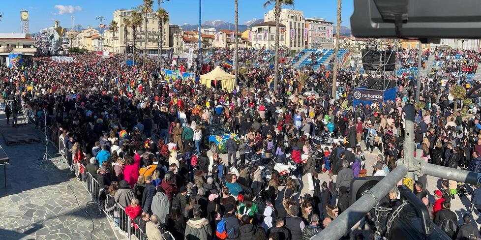 Viareggio, massacrato alla festa di Carnevale: 22enne grave in ospedale