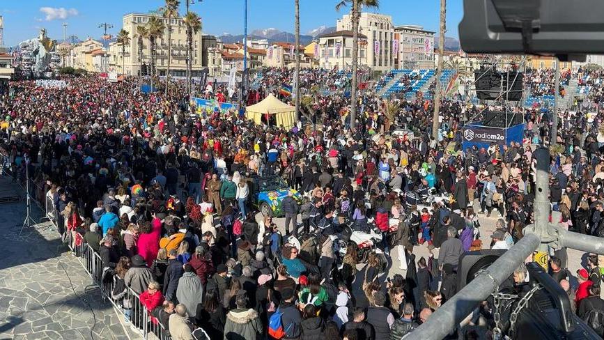 Viareggio, massacrato alla festa di Carnevale: 22enne grave in ospedale