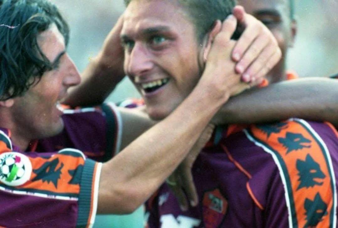 
	<strong>Alex Frau</strong> e <strong>Francesco Totti </strong>nell'immagine pubblicata dall'ex attaccante portotorrese sui social

