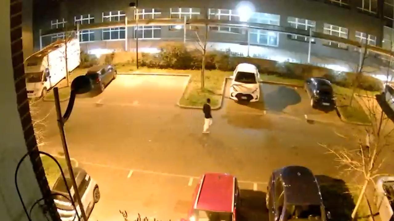 
	L'aggressione &egrave; avvenuta mercoled&igrave; 5 di sera in via Triva

