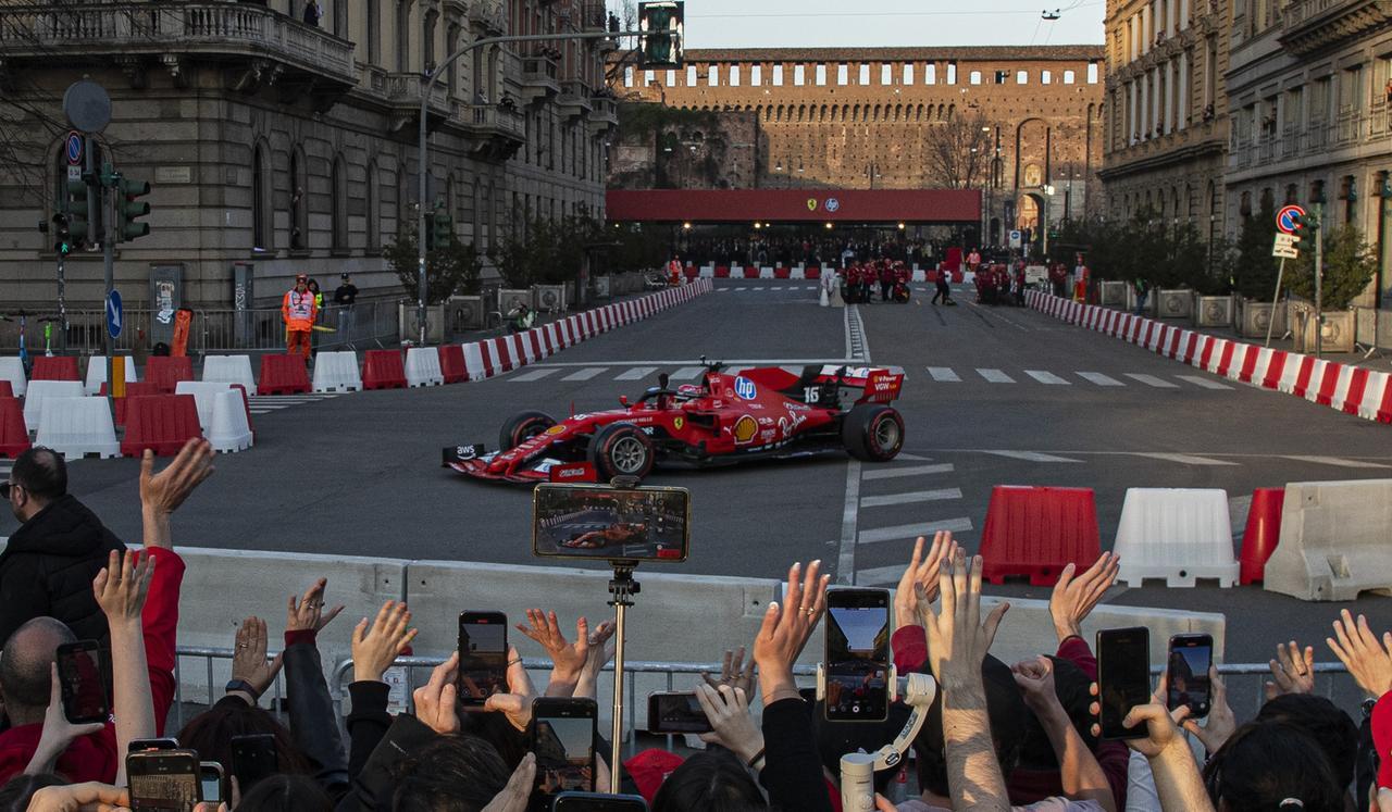 Ferrari, che show a Milano: patto mondiale Leclerc-Hamilton dopo i “donuts” sotto al Castello Sforzesco