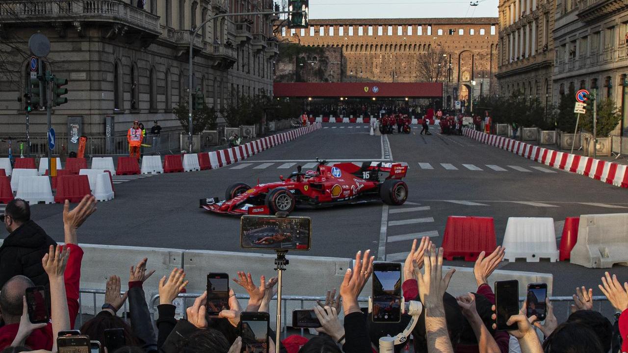 Ferrari, che show a Milano: patto mondiale Leclerc-Hamilton dopo i “donuts” sotto al Castello Sforzesco
