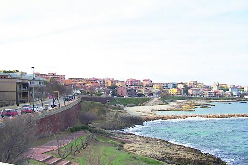 Due ragazze pedinate sul lungomare