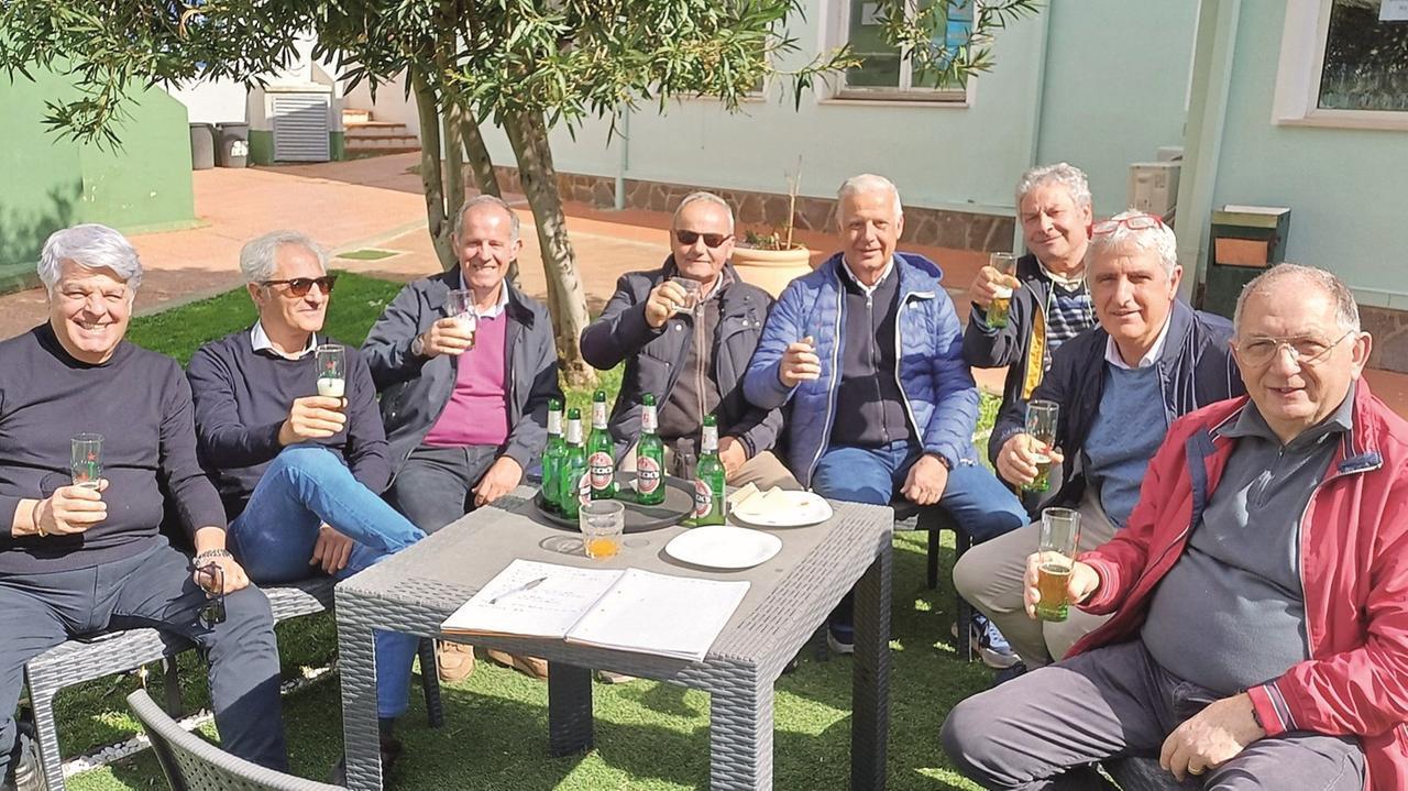 Ritorno in classe tra sberle e risate: i bimbi del ’64 a lezione di amicizia