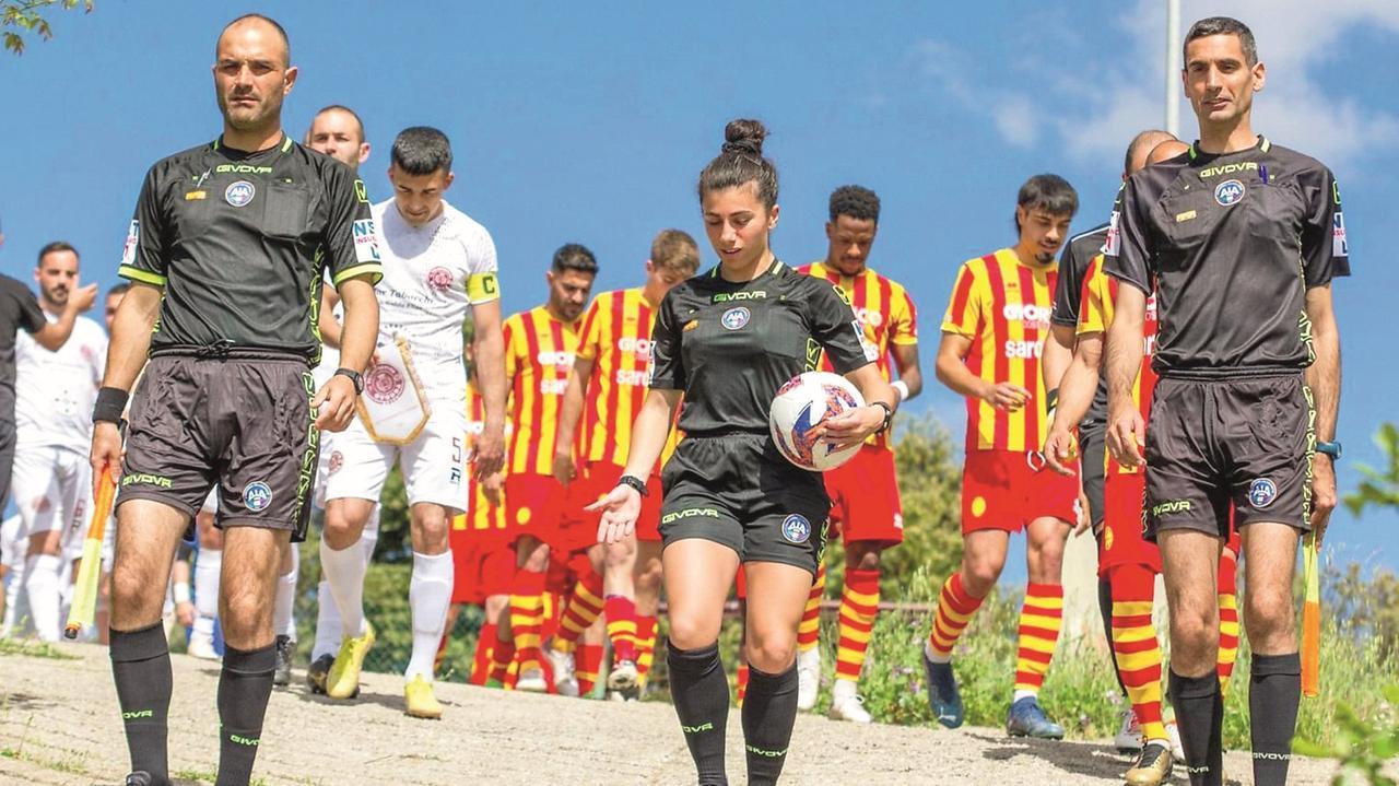 Il fischietto cambia genere, record di donne arbitro: in Sardegna più 15%