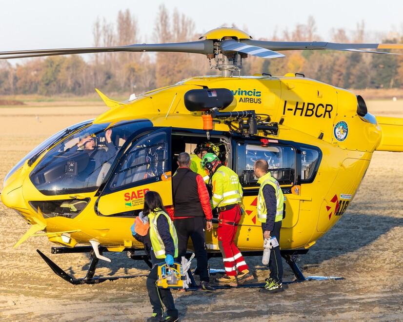 Bosco Mesola, si ferisce al braccio con la motosega mentre pota l'albero in giardino