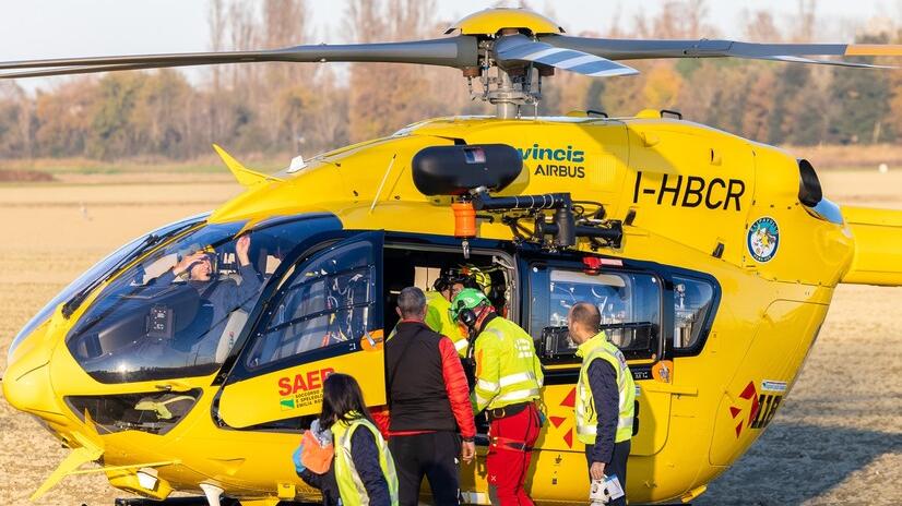 Bosco Mesola, si ferisce al braccio con la motosega mentre pota l'albero in giardino