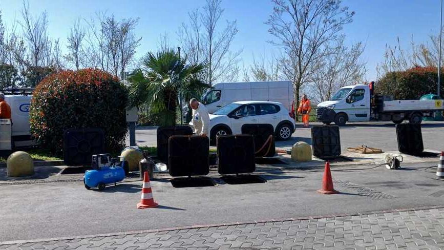 Gli operai della Sirtam al lavoro