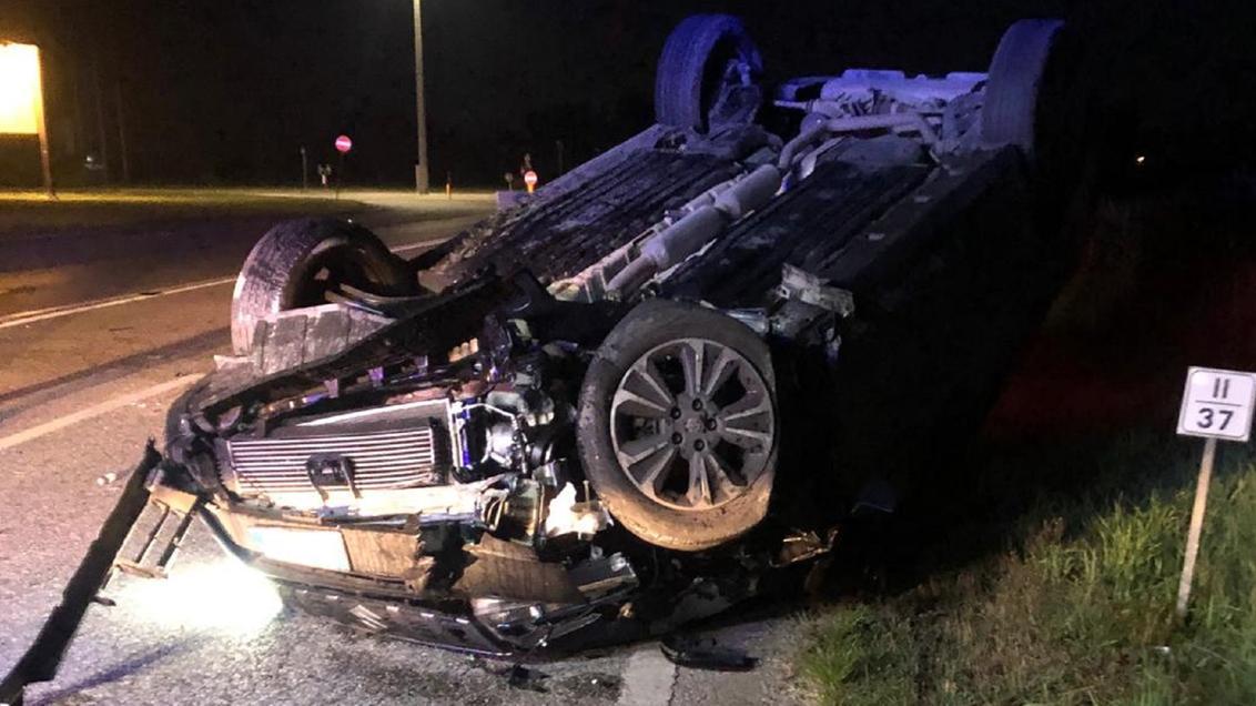 L'auto ribaltata vicino all'autoparco del Faldo