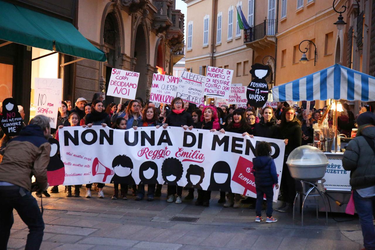 NONDASOLA DONNE IN CORTEO CONTRO LA VIOLENZA.8 MARZO FESTA DELLA DONNA