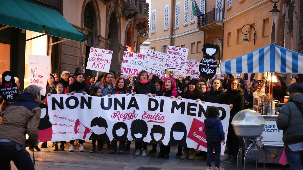 NONDASOLA DONNE IN CORTEO CONTRO LA VIOLENZA.8 MARZO FESTA DELLA DONNA
