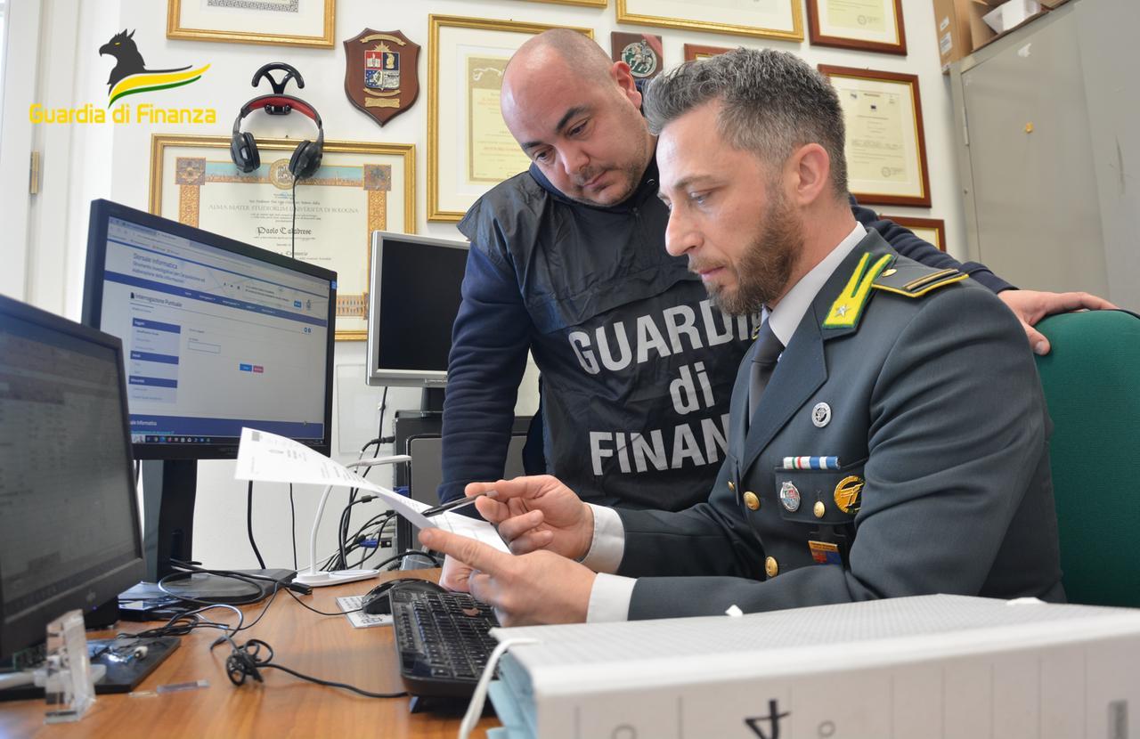 Dai video hot su Onlyfans all’evasione fiscale, guai per una creator di Ferrara