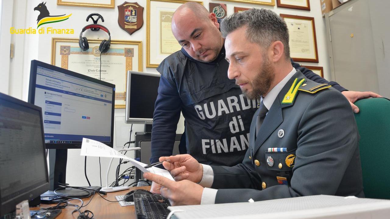 Dai video hot su Onlyfans all’evasione fiscale, guai per una creator di Ferrara