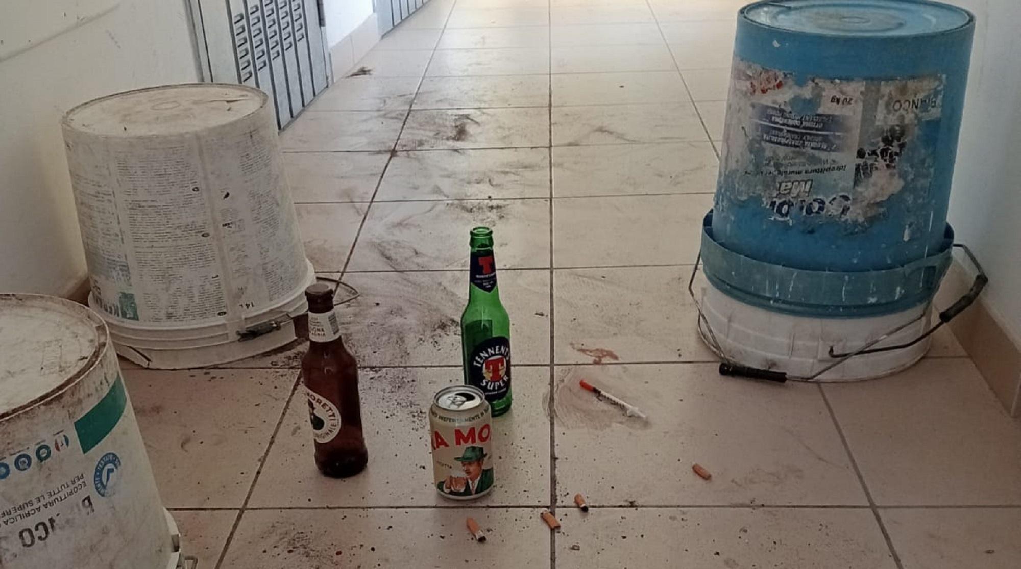 Il degrado all'ultimo piano del cosiddetto "anfiteatro" fra via Bixio e via Stenone