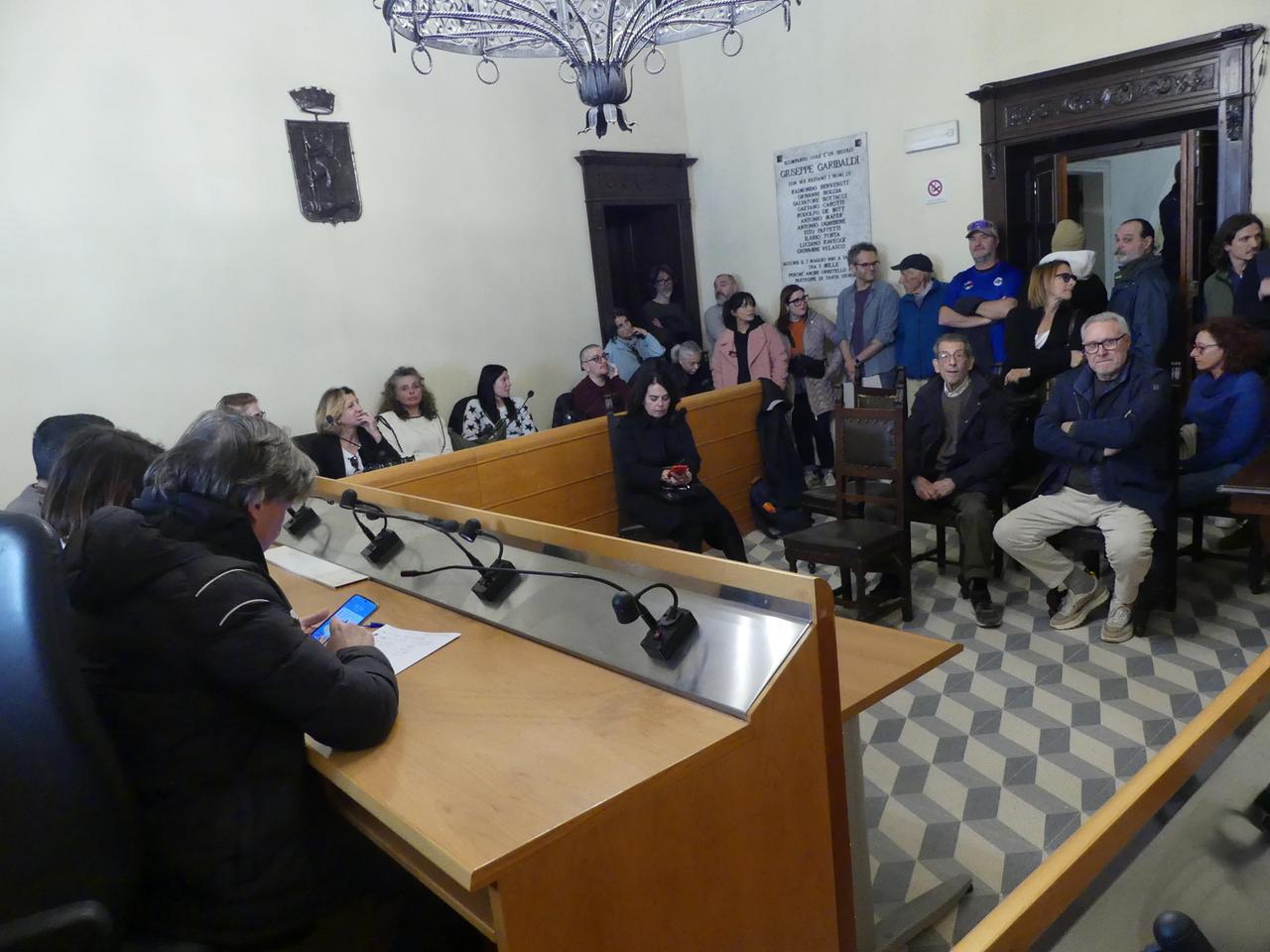 Orbetello e il caso-moscerini, commercianti disperati: «Stiamo rischiando la stagione»