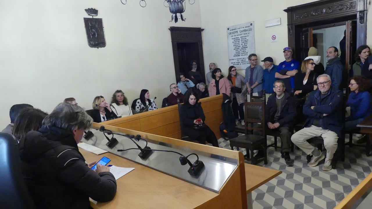 Orbetello e il caso-moscerini, commercianti disperati: «Stiamo rischiando la stagione»