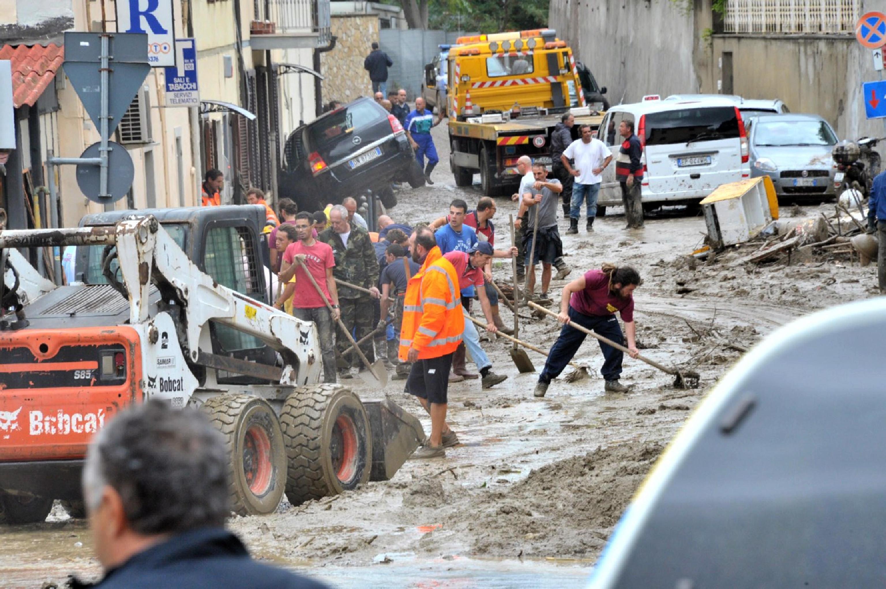 Alcuni dei danni della terribile alluvione del 2017 (foto d'archivio)