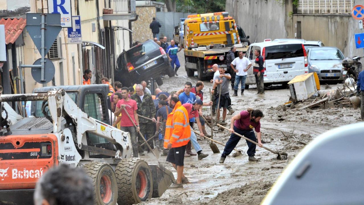 Alcuni dei danni della terribile alluvione del 2017 (foto d'archivio)