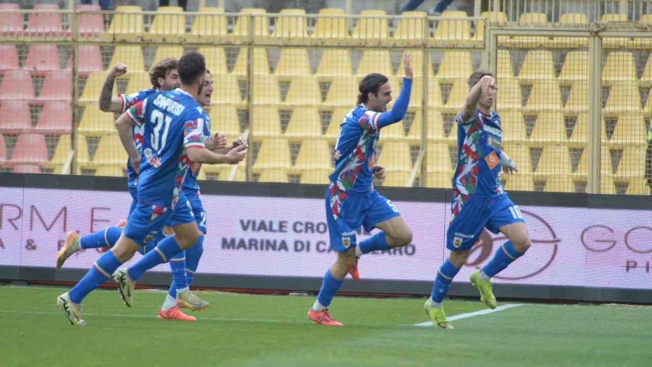 Oggi c’è Cosenza-Reggiana: contro il fanalino di coda i granata cercano un successo d’oro