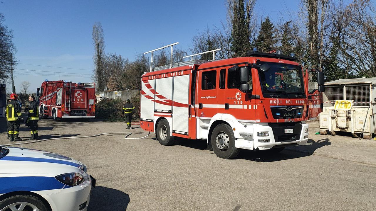 Bibbiano, incendio al centro raccolta rifiuti di Barco: intervento rapido dei vigili del fuoco