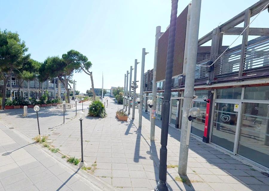 Livorno, al via la demolizione delle baracchine 7 e 8 del viale Italia