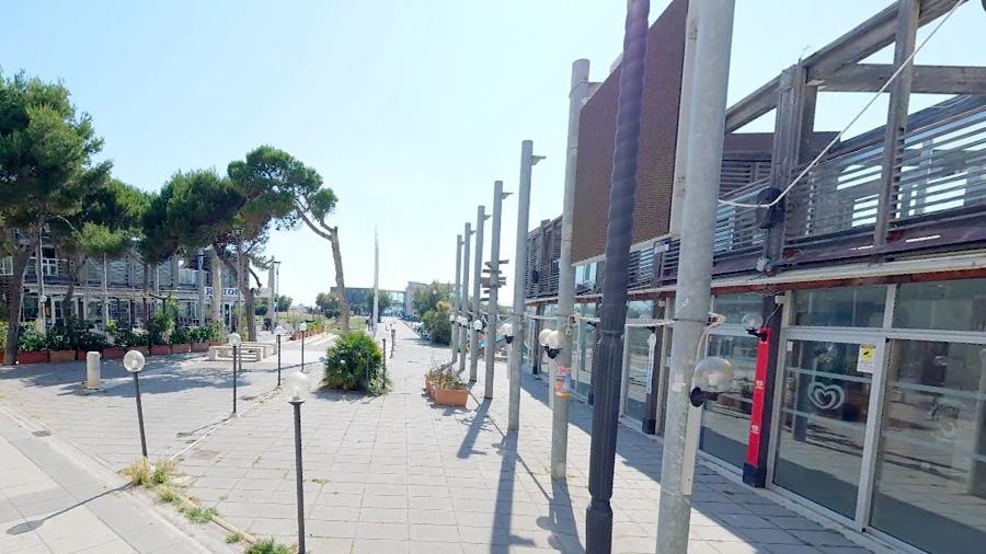 Livorno, al via la demolizione delle baracchine 7 e 8 del viale Italia