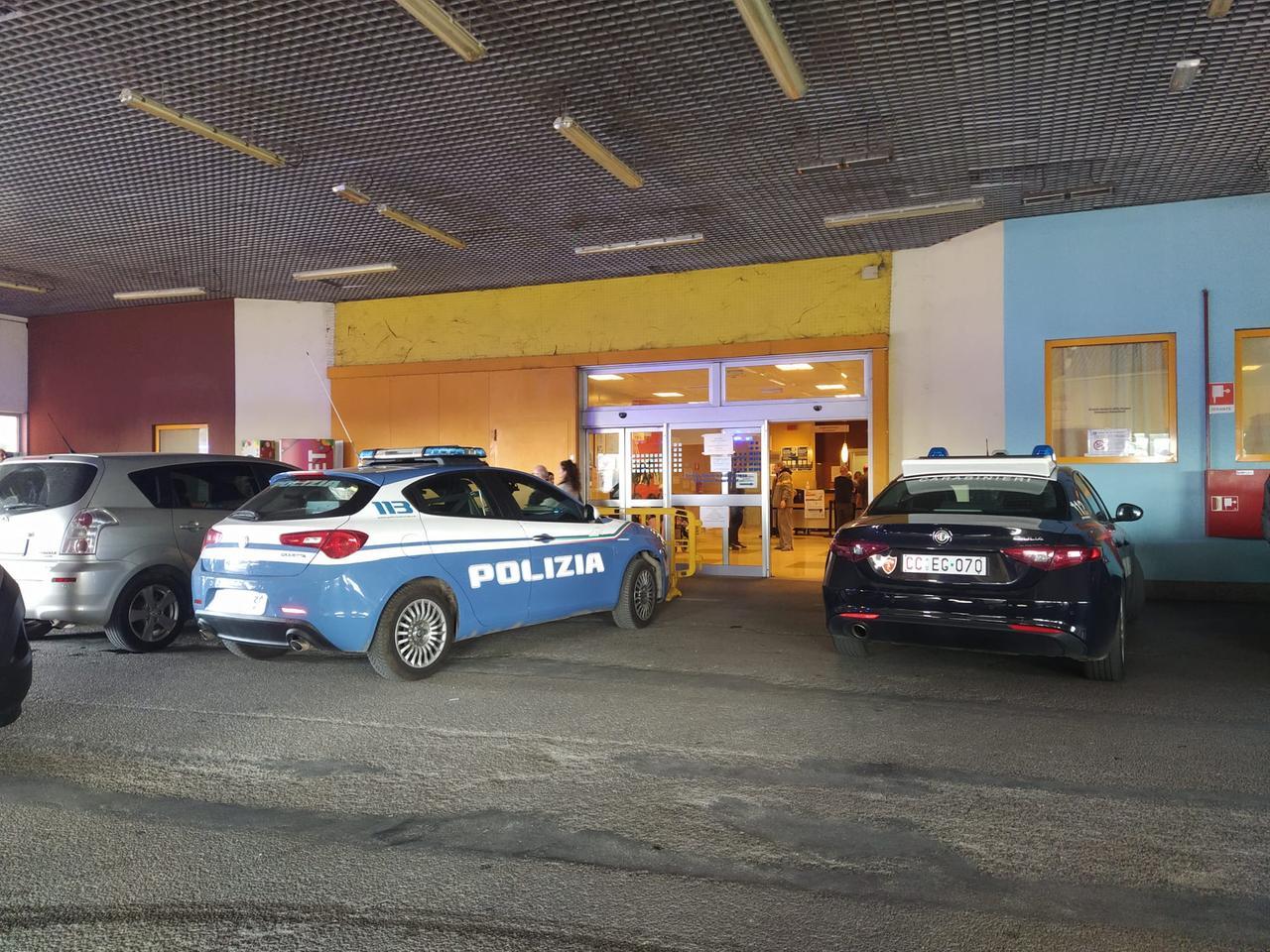 
	Le forze dell'ordine davanti al pronto soccorso dell'ospedale di Grosseto

