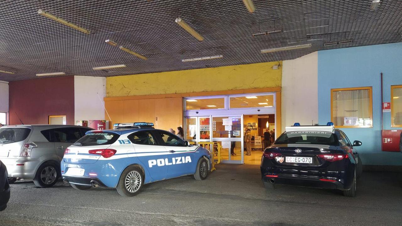 Le forze dell'ordine davanti al pronto soccorso dell'ospedale di Grosseto