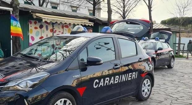 
	Due pattuglie dei carabinieri in piazza Garibaldi (foto d'archivio)

