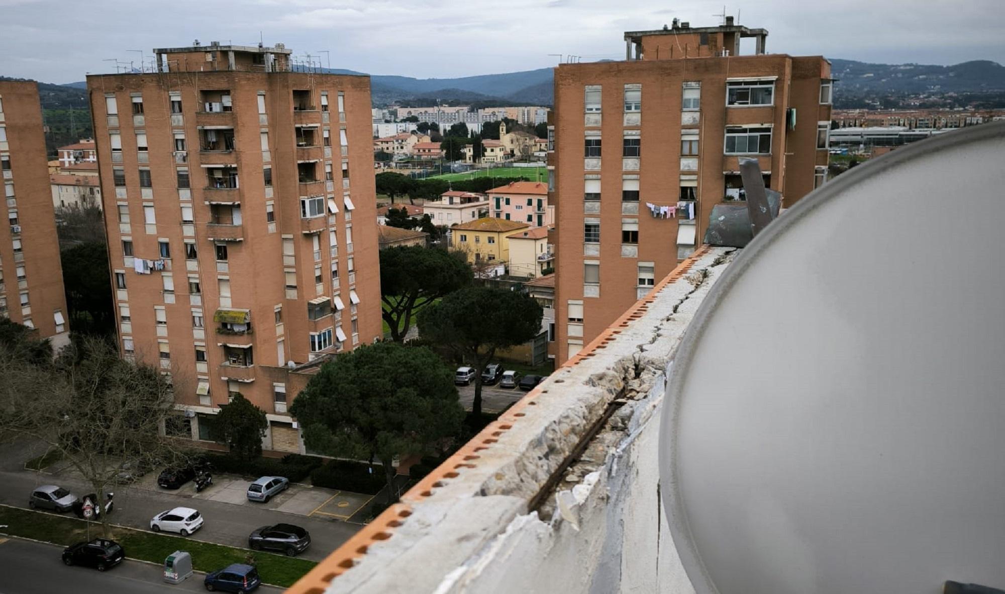 I danni in una porzione del tetto del palazzo popolare