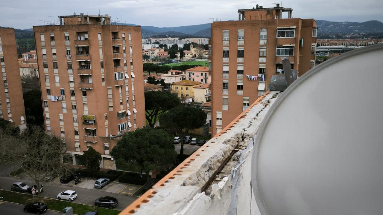 I danni in una porzione del tetto del palazzo popolare