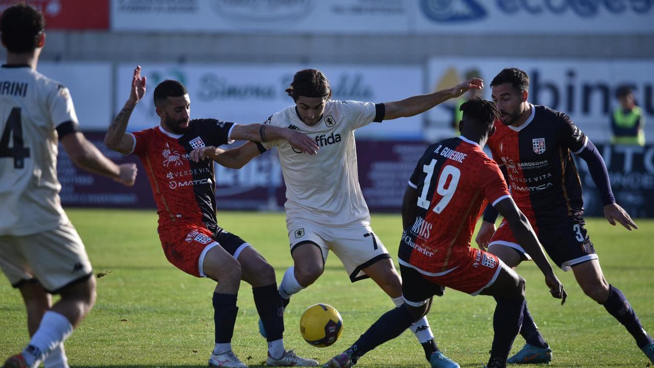 Una immagine della partita tra Torres e Lucchese