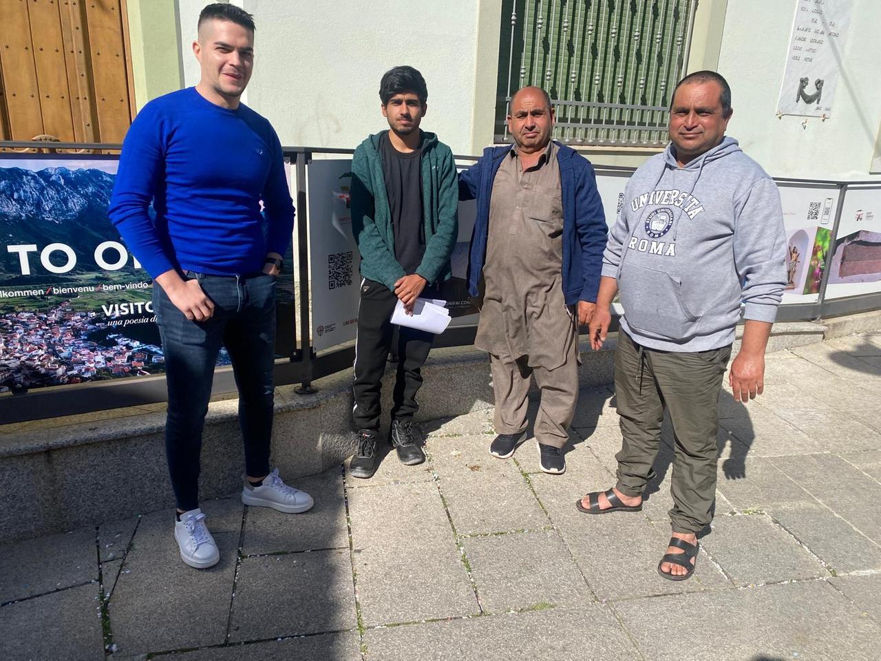 
	Il sindaco Luca Monne con tre pakistani appena arrivati a Onifai

