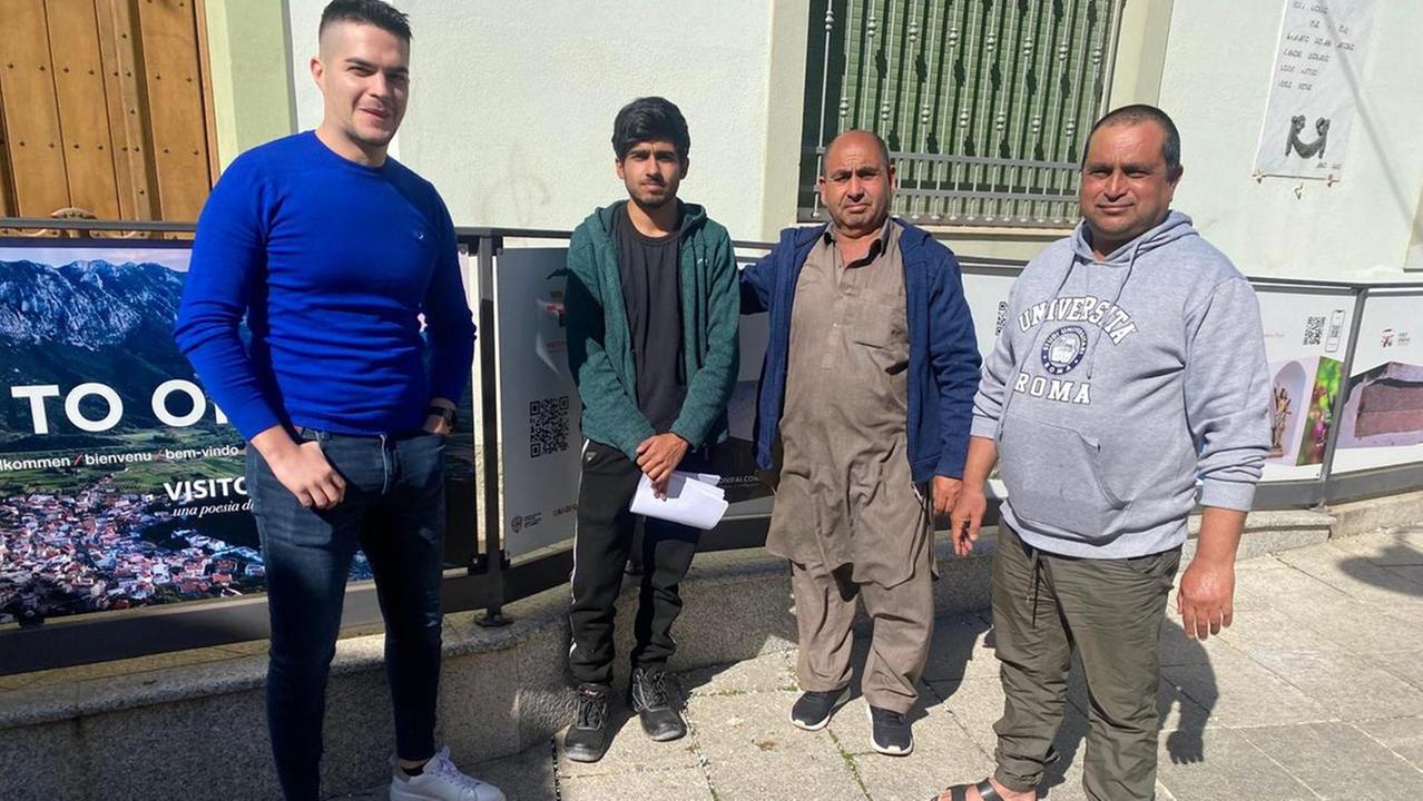 Il sindaco Luca Monne con tre pakistani appena arrivati a Onifai
