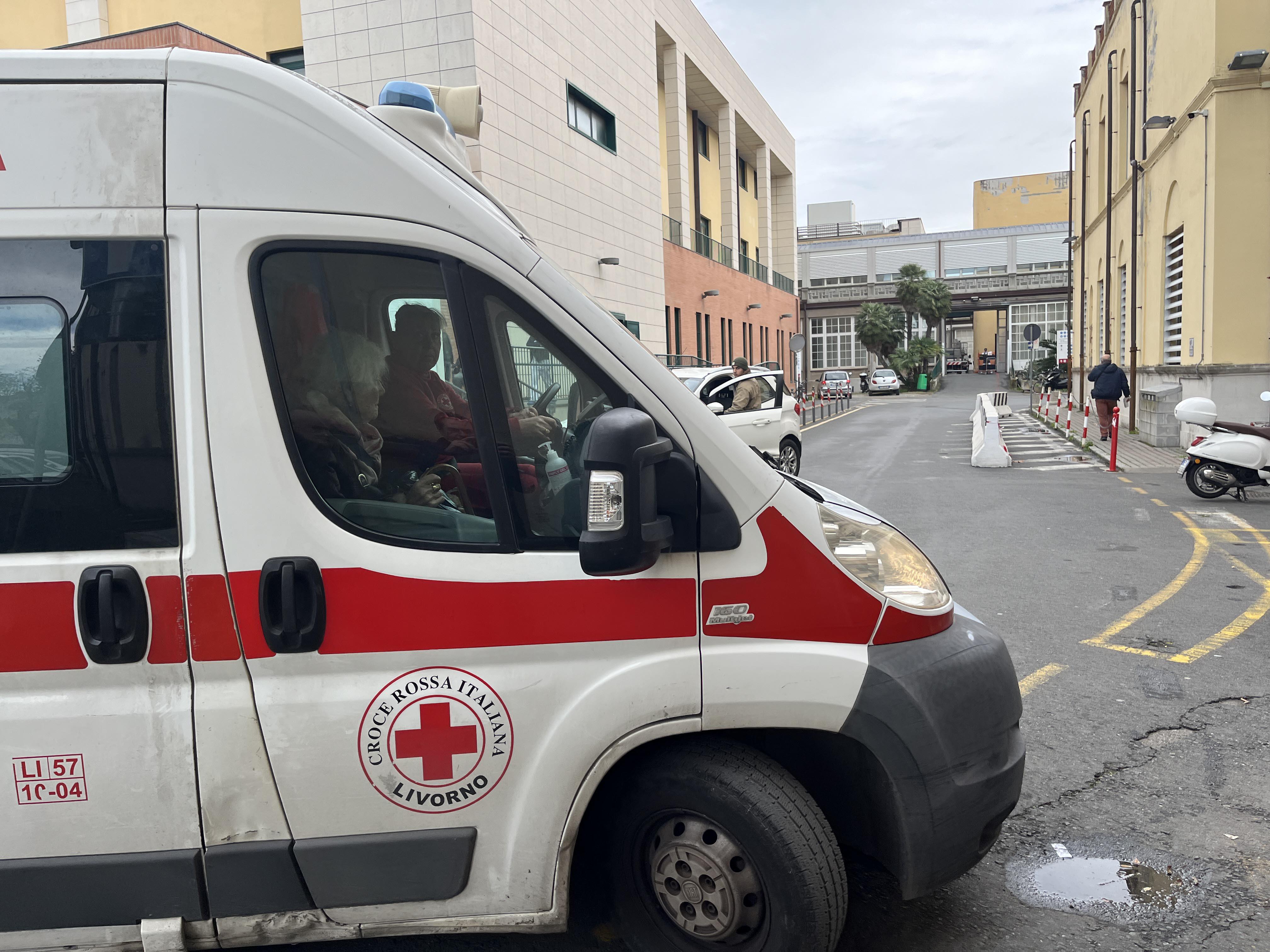 Un'ambulanza della Croce rossa italiana di Livorno (foto d'archivio)