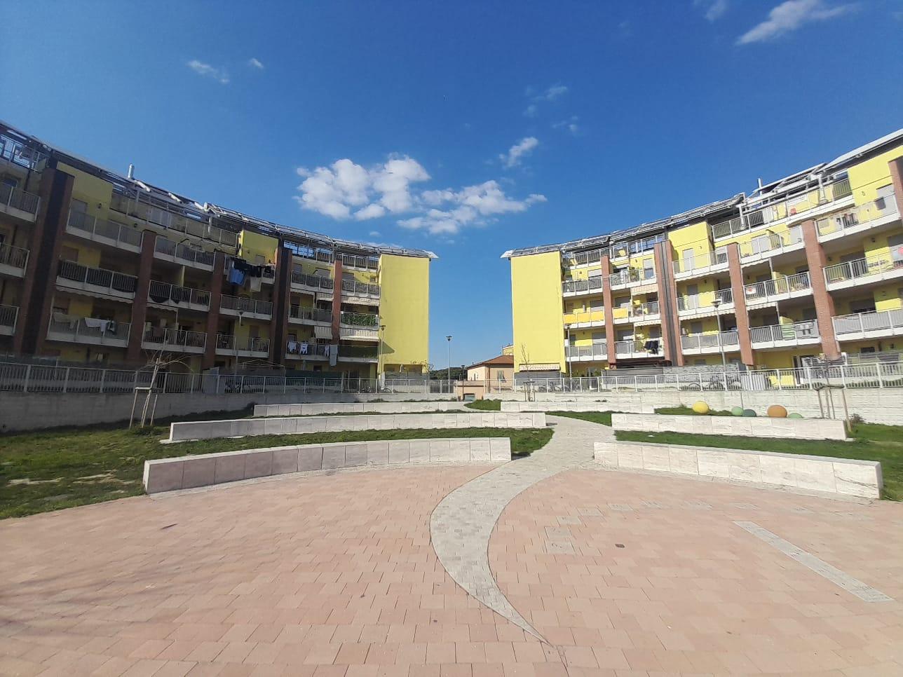Il cosiddetto "anfiteatro", l'edificio di alloggi popolari di Shangai all'angolo fra via Nino Bixio e via Niccolò Stenone
