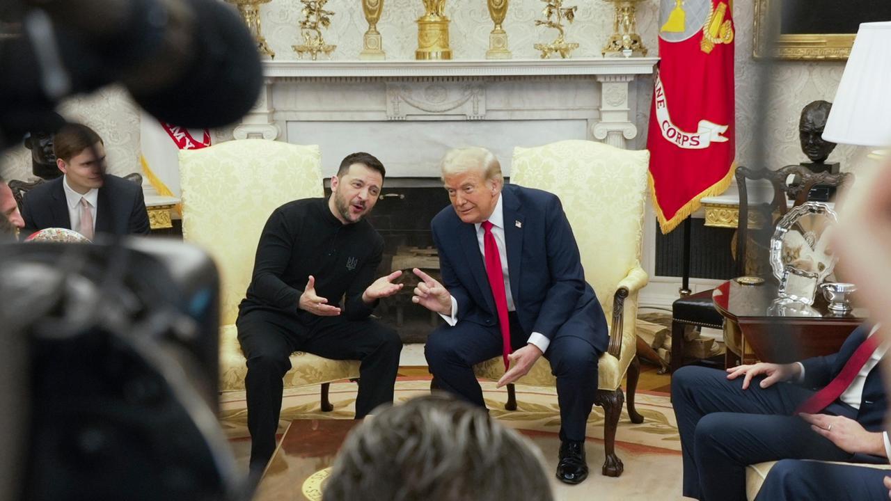 È boom di vendite per la polo nera indossata da Zelensky nell’incontro con Trump