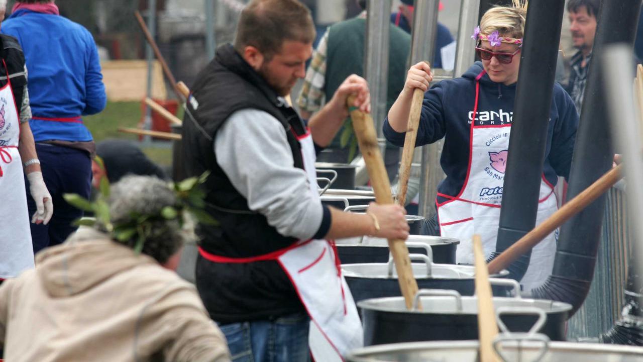CICCIOLI IN PIASA GARA TRA NORCINI NELLA PIAZZA DI SAN MARTINO IN RIO
