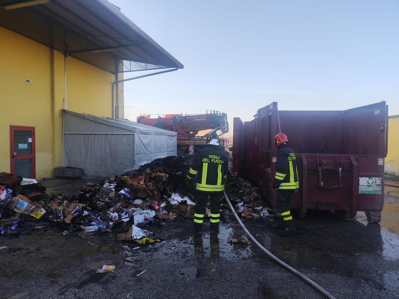 Rogo nel compattatore della carta, pompieri all’opera al B2 di Bondeno