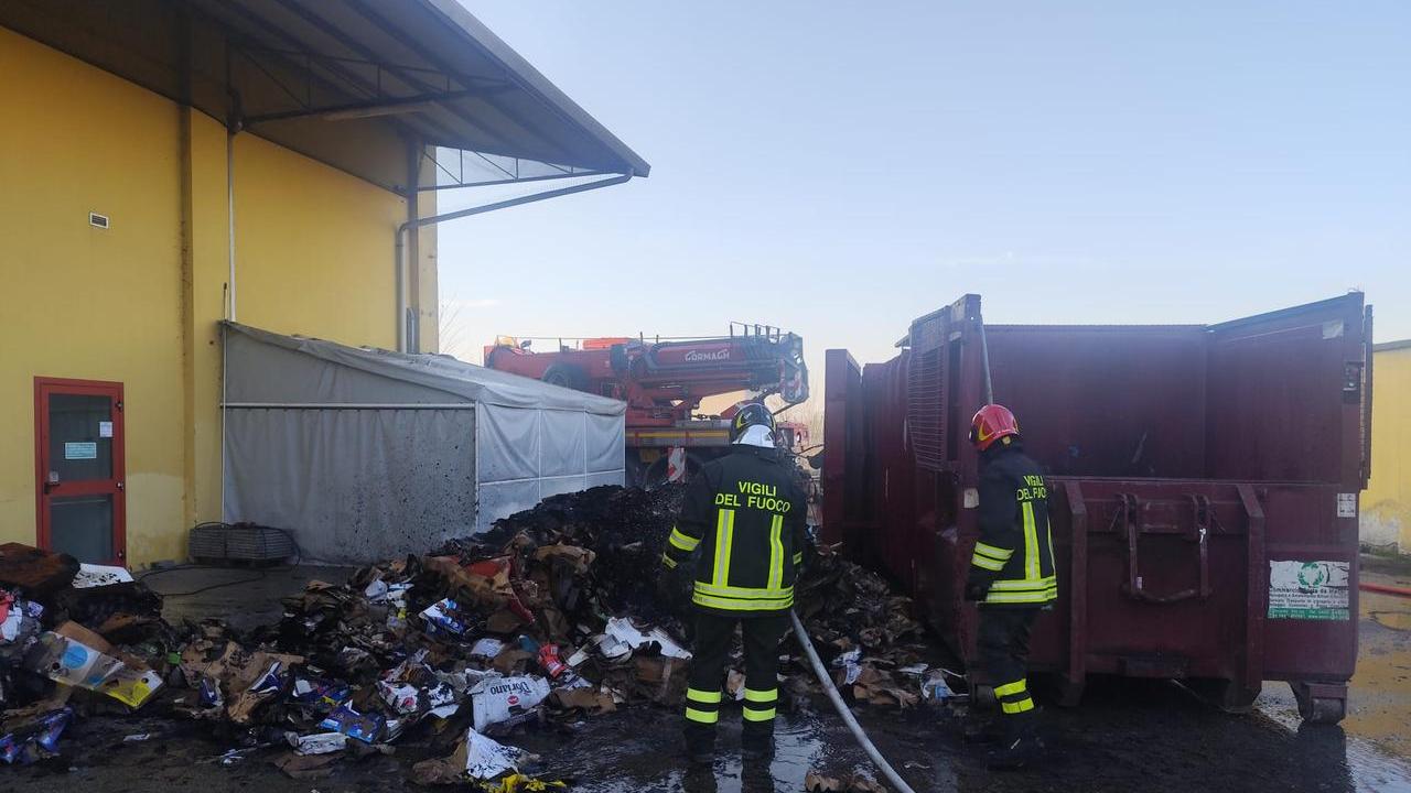 Rogo nel compattatore della carta, pompieri all’opera al B2 di Bondeno