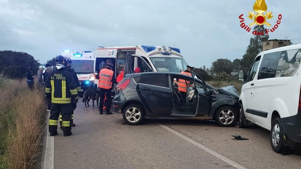 Scontro violento tra un camper e tre auto: ferite cinque persone