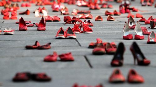 Le scarpette rosse, simbolo della lotta al femminicidio (foto d'archivio)