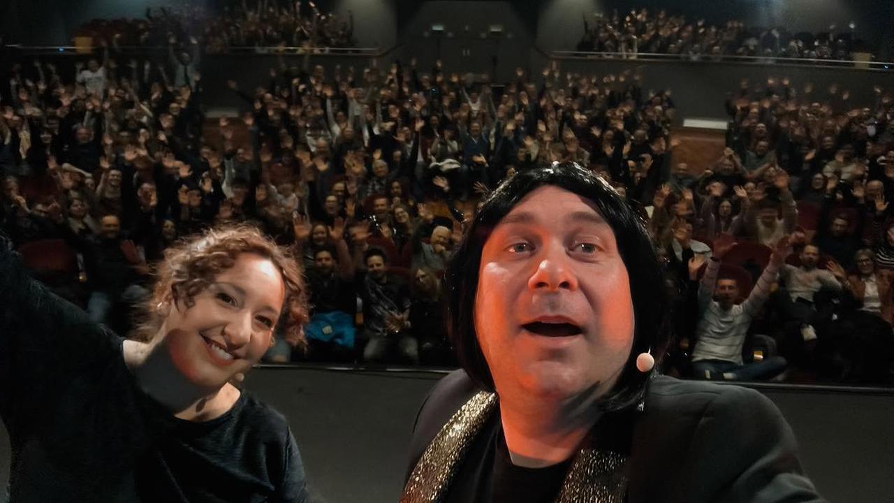 Irriverente Ruggero De I Timidi: a Livorno comicità e musica per rompere i tabù