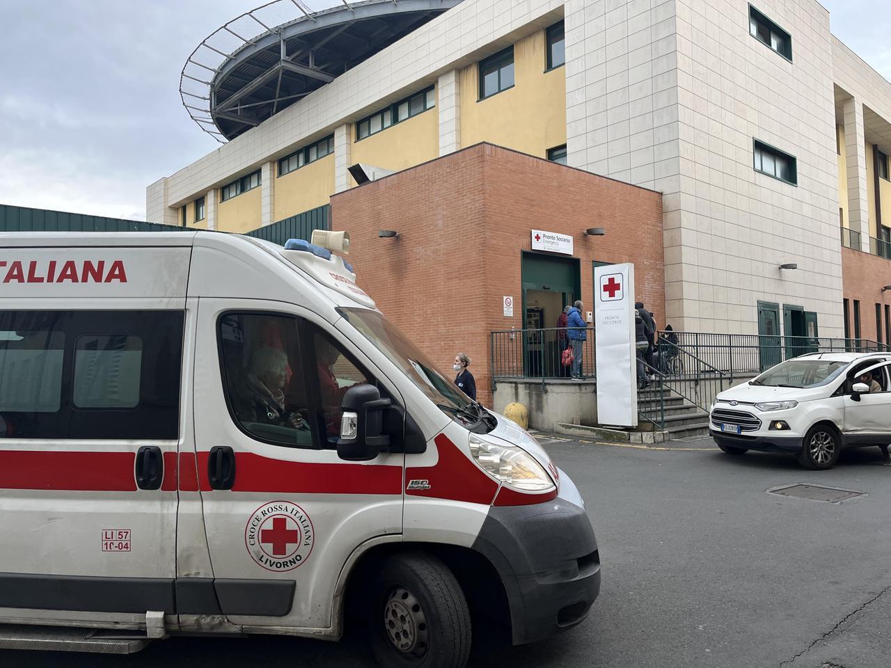 
	Un&rsquo;ambulanza della Croce rossa di fronte all&rsquo;ingresso del pronto soccorso

