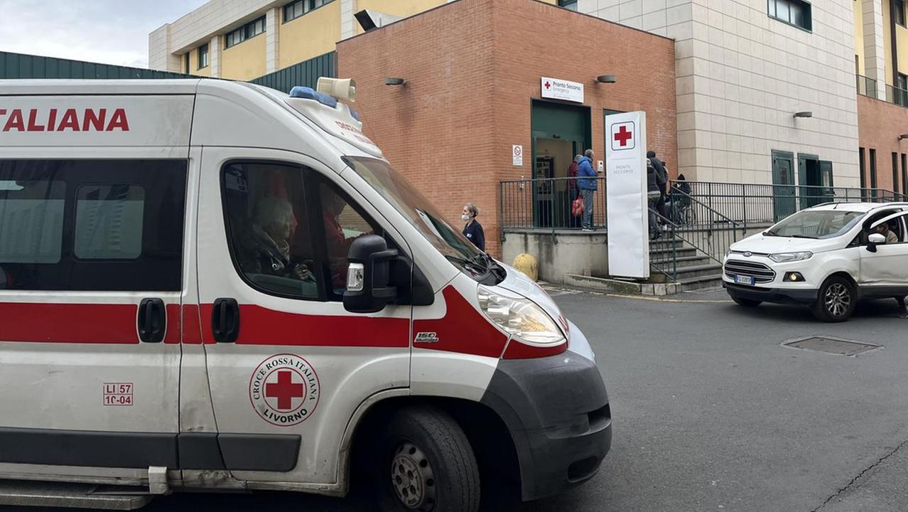Un’ambulanza della Croce rossa di fronte all’ingresso del pronto soccorso