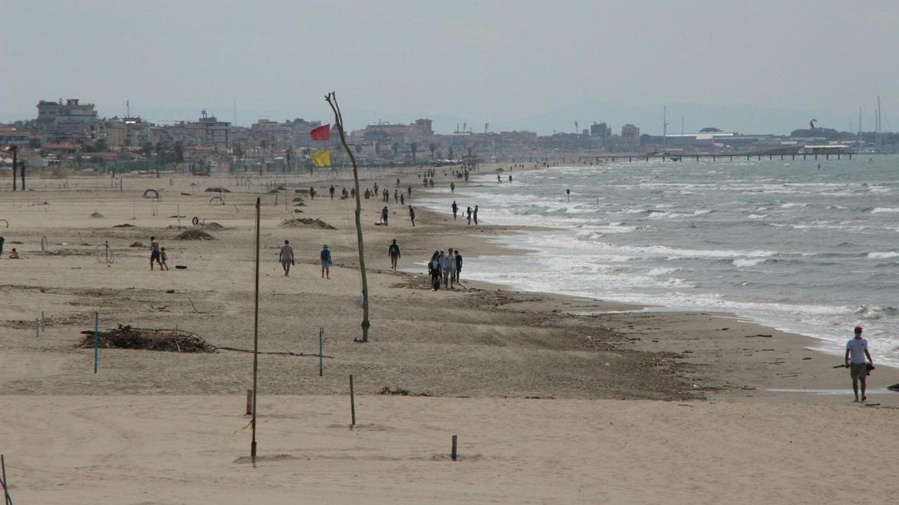 La spiaggia di Marina di Pietrasanta (foto d’archivio)